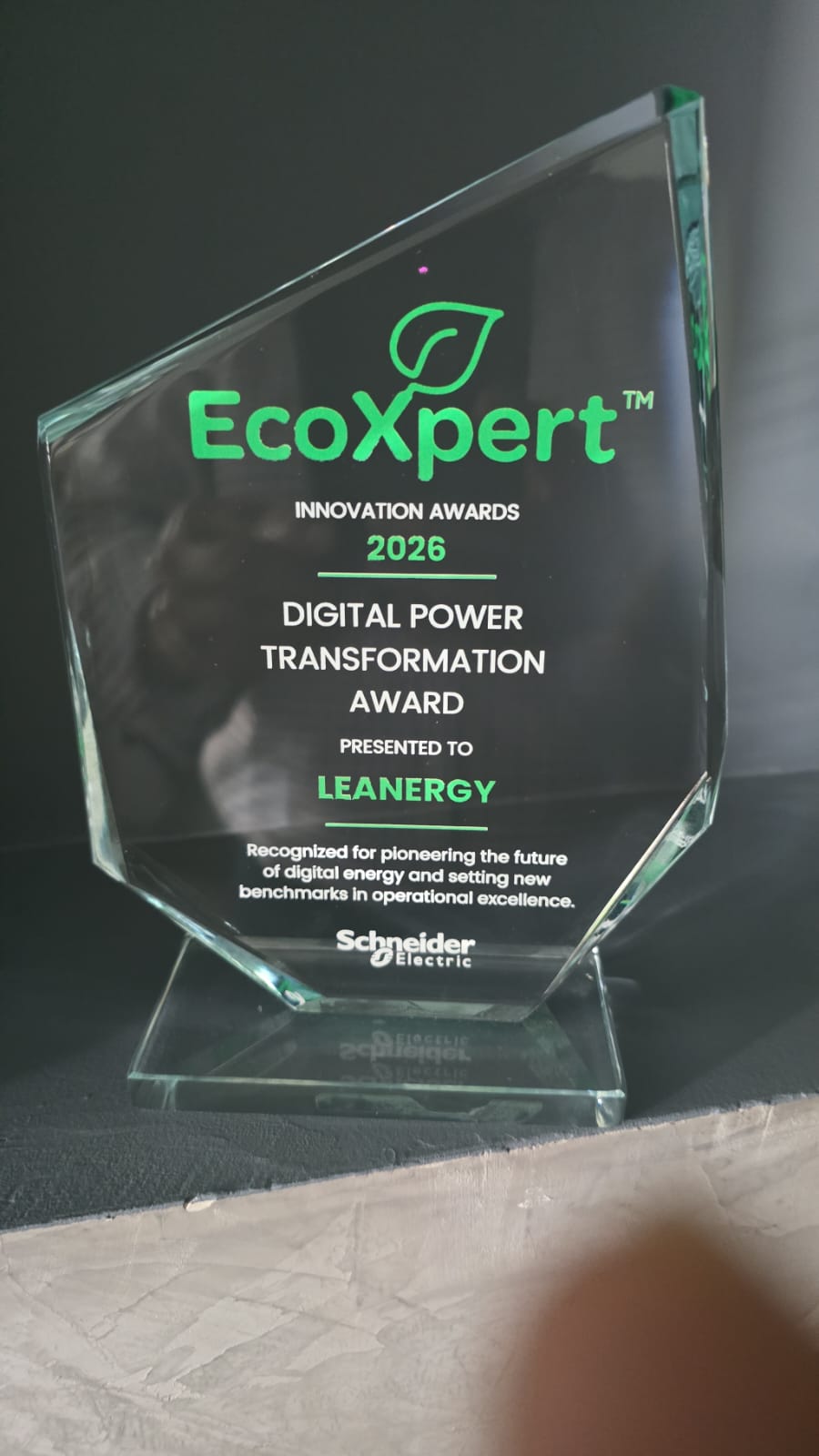 Trofeo EcoXpert Innovation Awards 2026: Digital Power Transformation Award, entregado a Leanergy por Schneider Electric